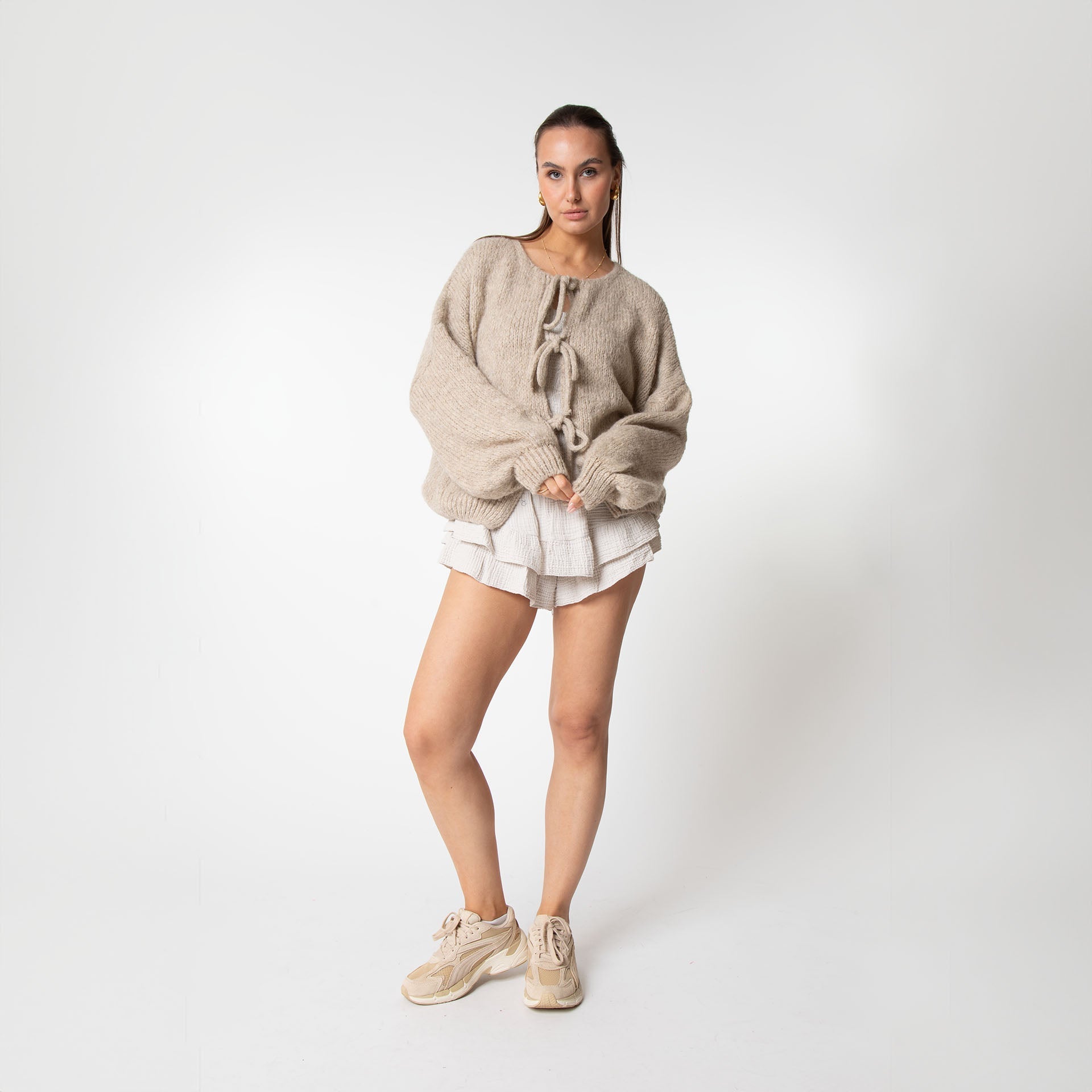 KomfortZauber | Flauschige Strickjacke mit verspielten Schleifen für gemütliche Eleganz