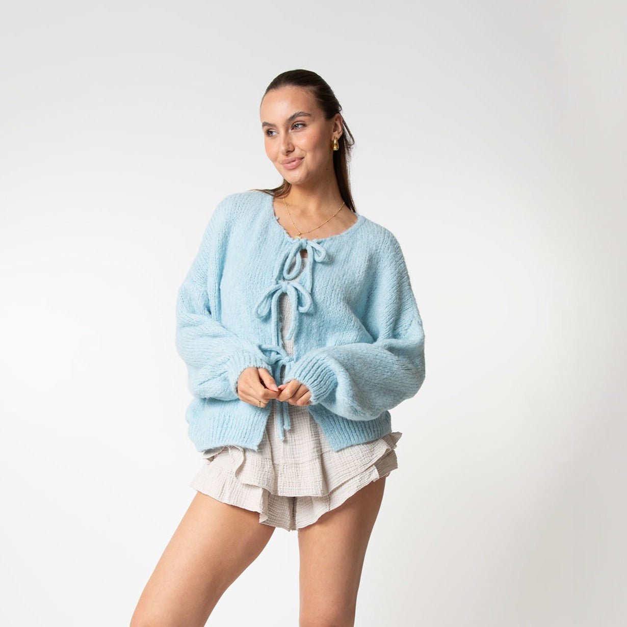 KomfortZauber | Flauschige Strickjacke mit verspielten Schleifen für gemütliche Eleganz