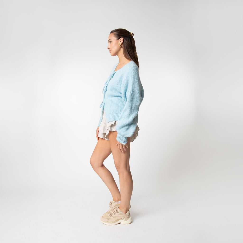 KomfortZauber | Flauschige Strickjacke mit verspielten Schleifen für gemütliche Eleganz