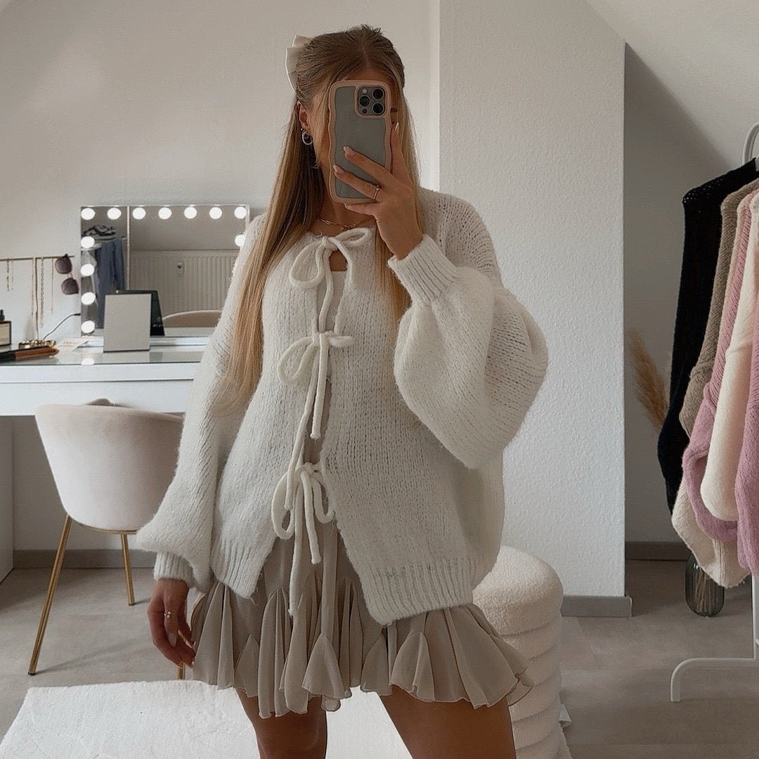 KomfortZauber | Flauschige Strickjacke mit verspielten Schleifen für gemütliche Eleganz
