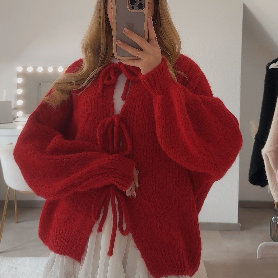 KomfortZauber | Flauschige Strickjacke mit verspielten Schleifen für gemütliche Eleganz